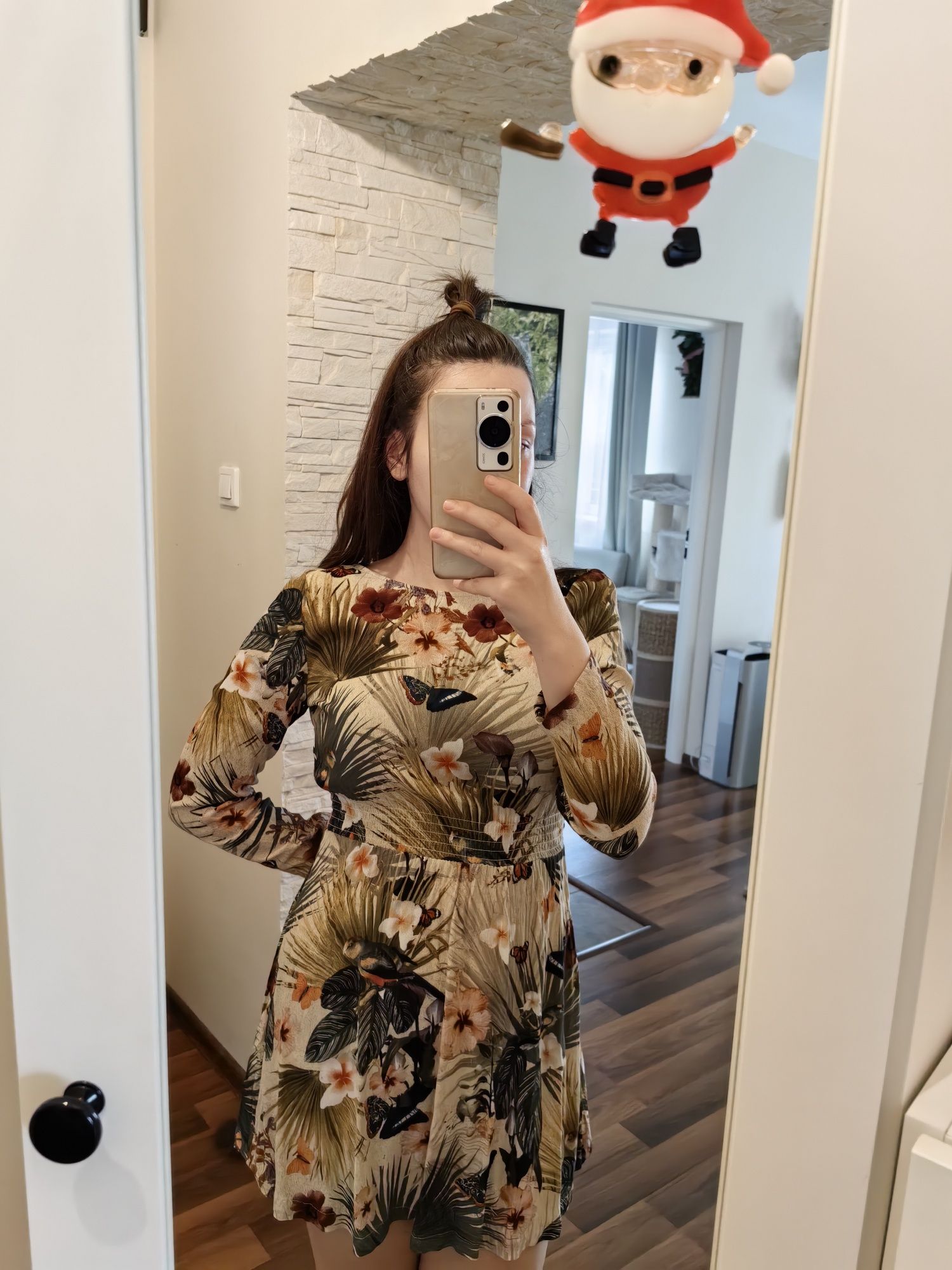 Wzorzysta sukienka w papugi