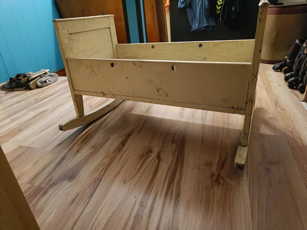 Kołyska kolebka łóżeczko drewniane na biegunach