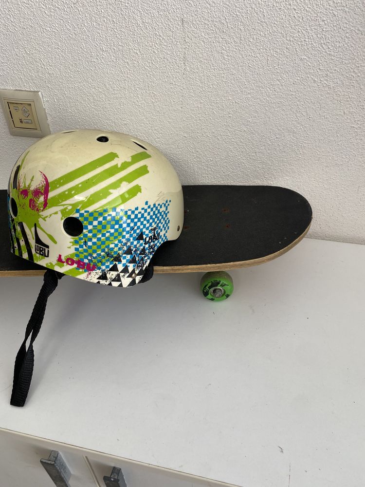 Skate e capacete criança