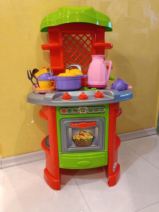 Дитяча кухня з посудом