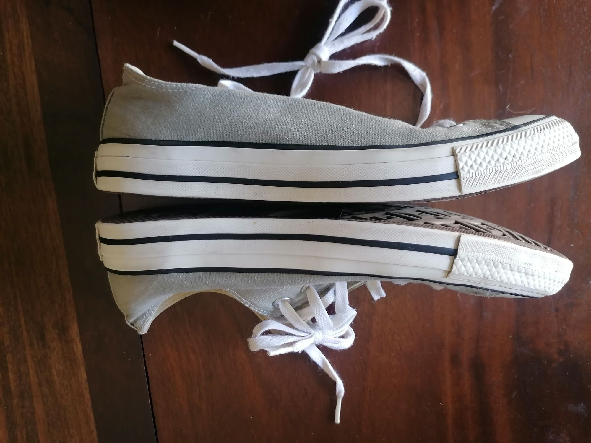 Ténis Converse All Star 41
Cinzento claro.
Estão como novos.