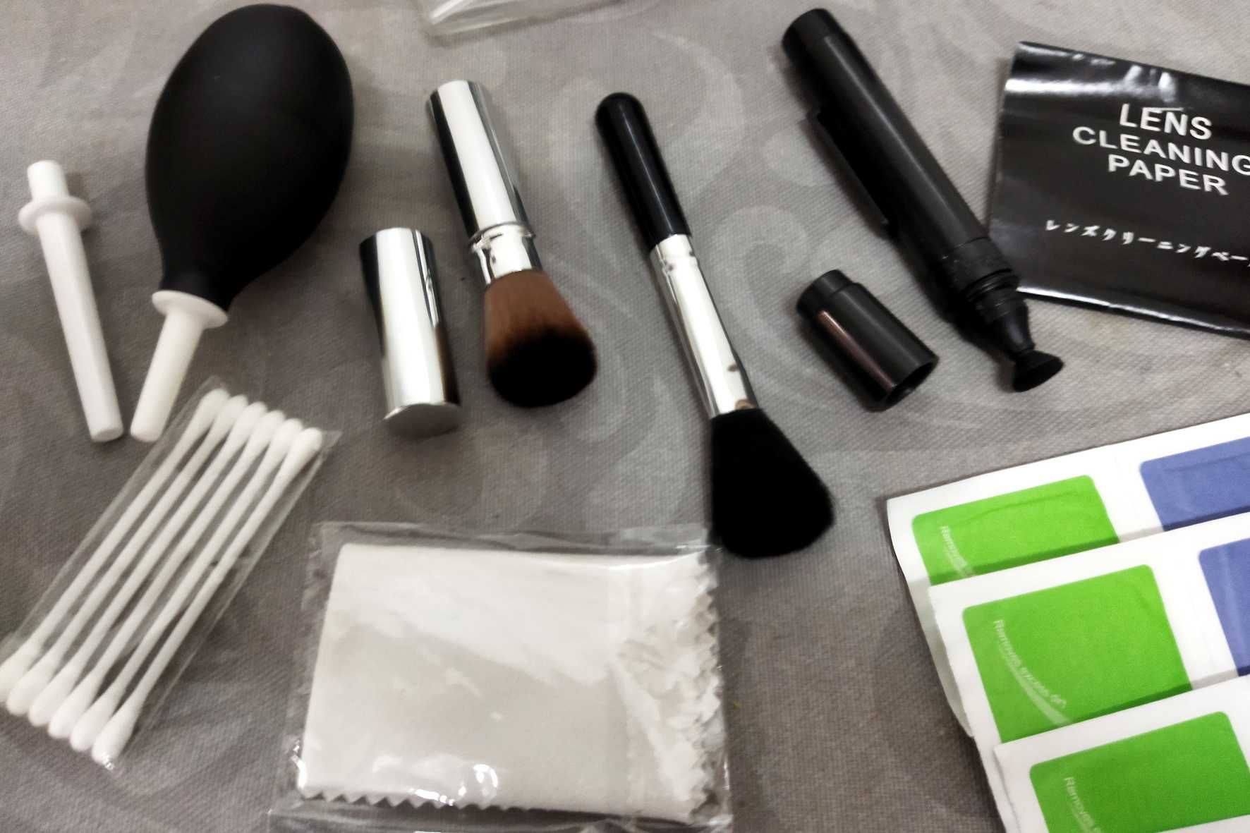 Conjunto de acessórios para limpeza de maquina fotográfica.