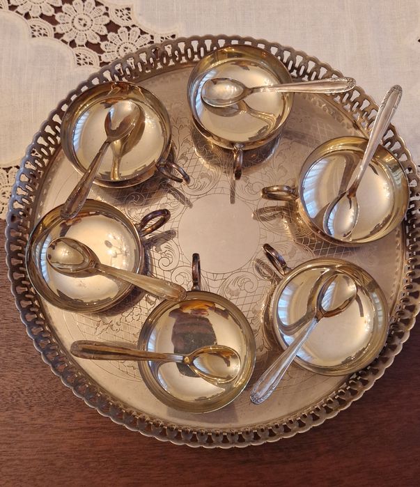 Conjunto inox de tabuleiro com 6 taças de sobremesa e colher