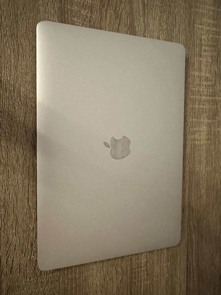 Продам macbook pro 2017
