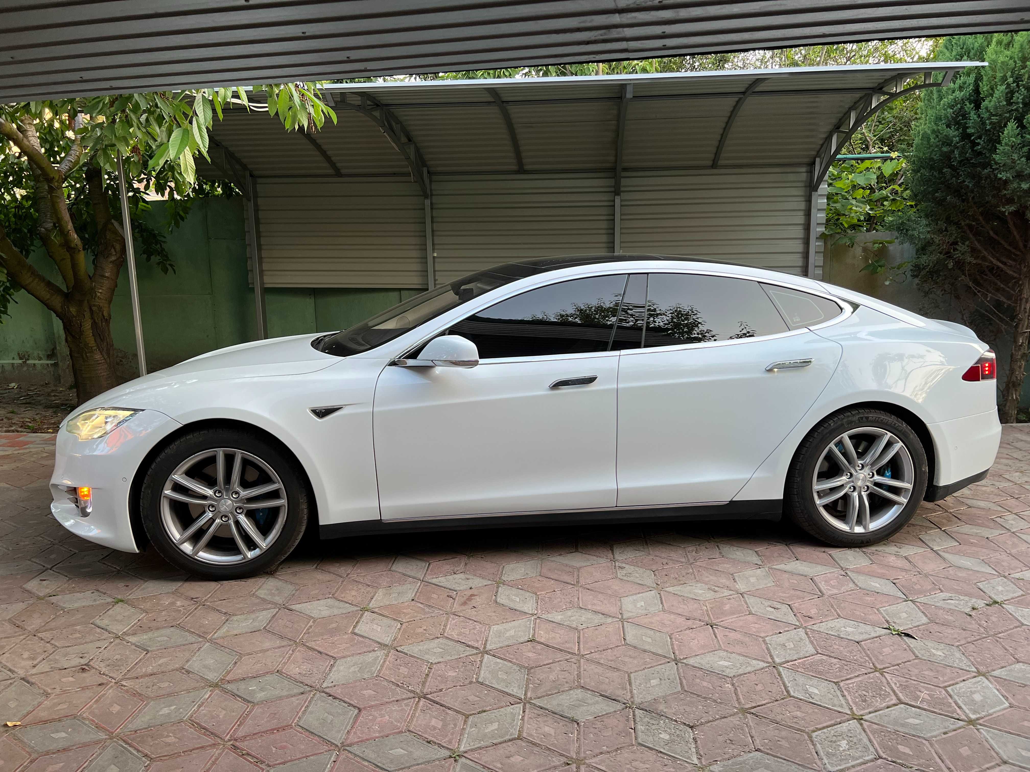 Tesla Moedl S 75D Dual motor 518 л с AWD 2015