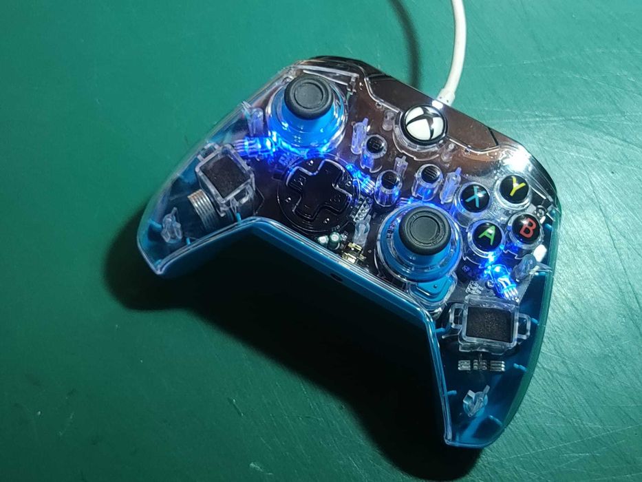 PDP Kontroler przewodowy Xbox PC Pad Transparentny Ion Niebieski