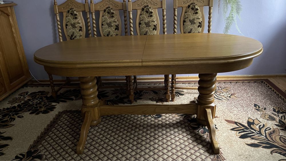 Stół drewniany z ozdobnymi nogami