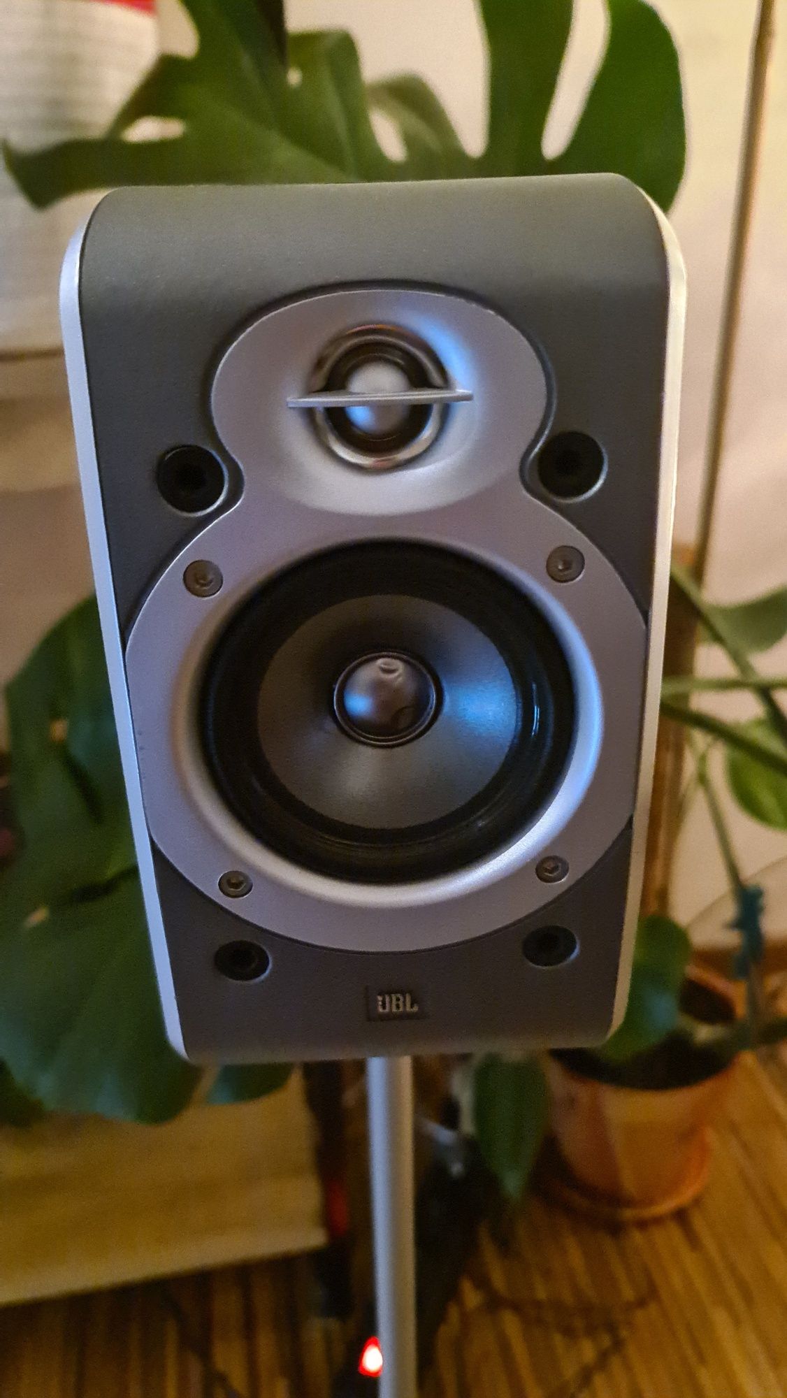 Satelity JBL ze standami w komplecie