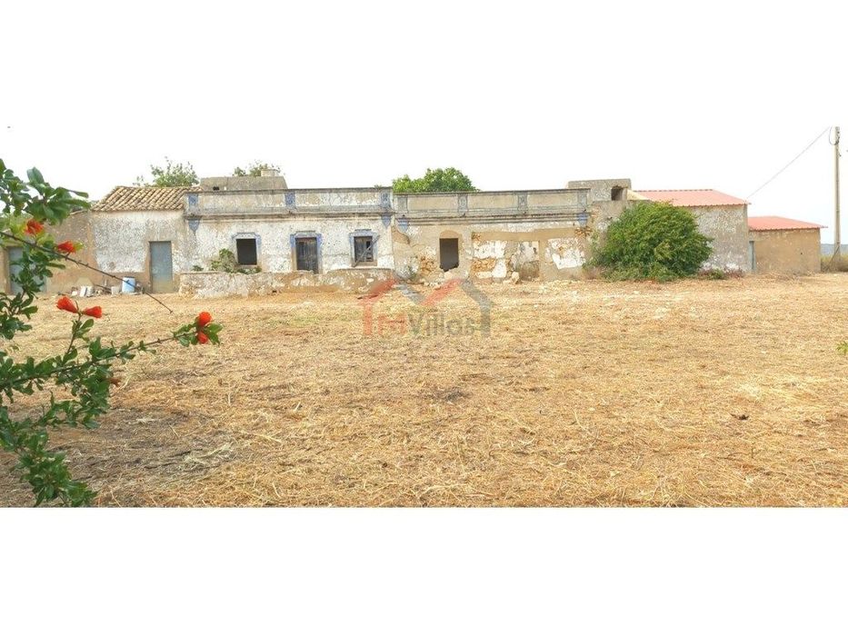 Terreno de 8,3 hectares para construção com vista mar - Olhão