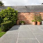Płytki wapień Grey Limestone antykowane i bębnowane Taras Salon