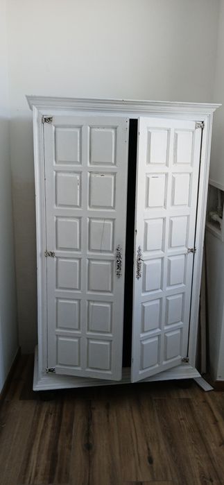 Armário madeira com portas brancas