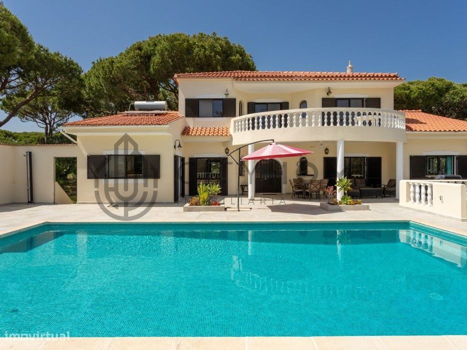 Moradia T8 com jardim, piscina e vista mar