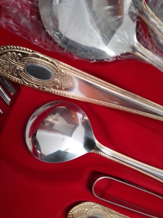 Faqueiro de 84 peças inox e dourado