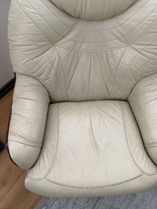 Skorzane meble wypoczynkowe z drewnianym obiciem