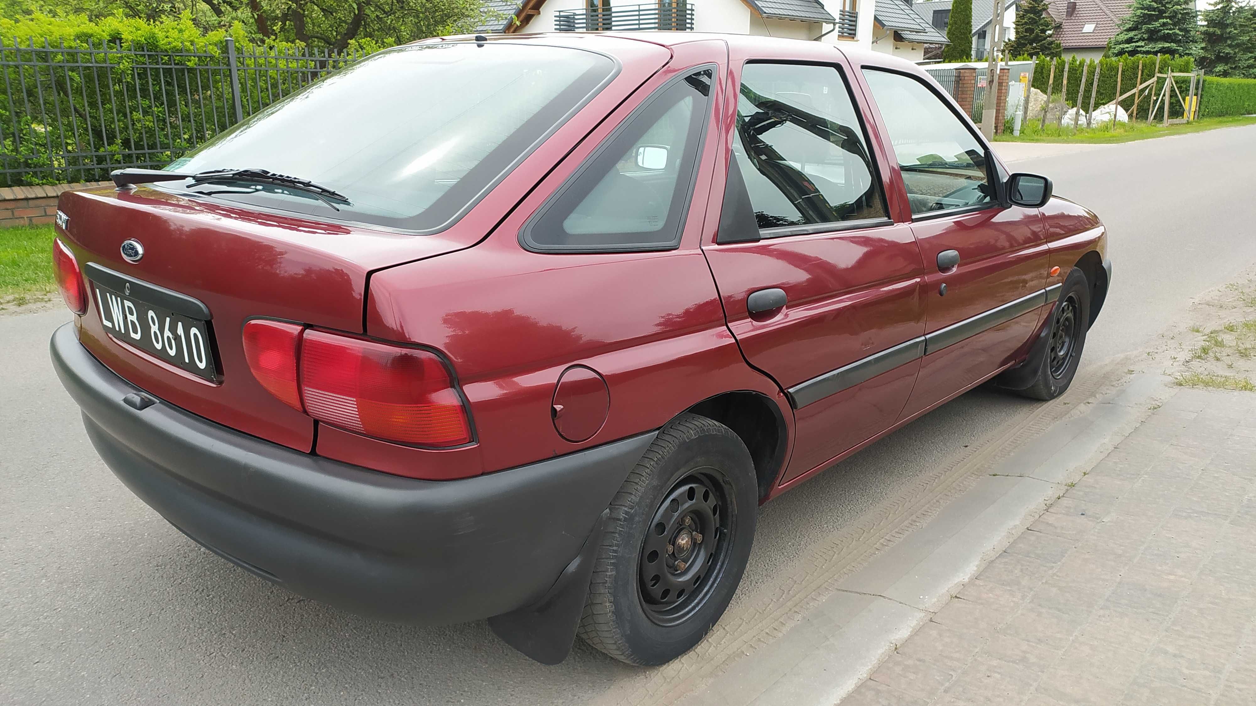 Ford Escort, jeden właściciel od nowości, czarne tablice