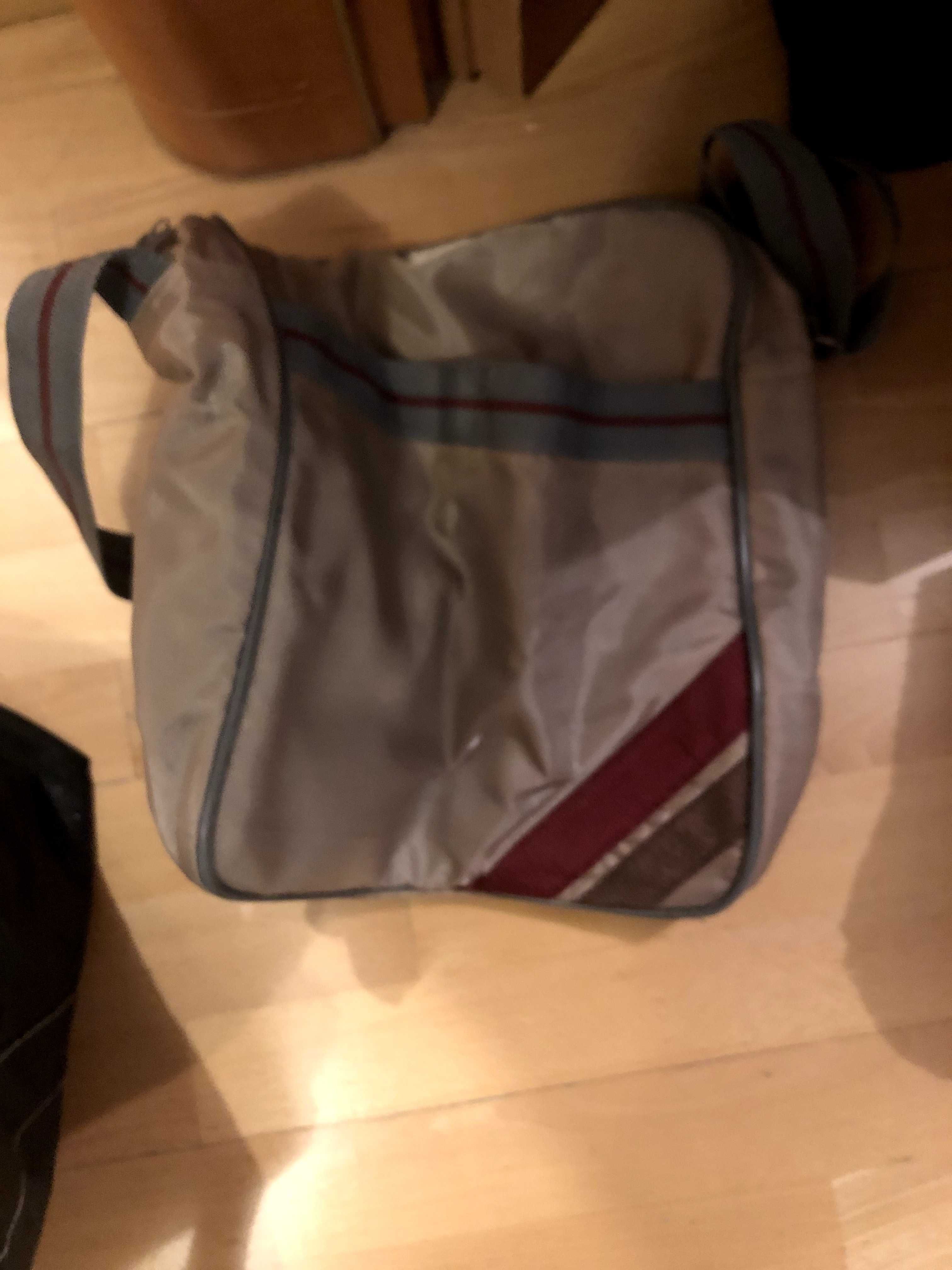 bolsa de viagem cinzenta