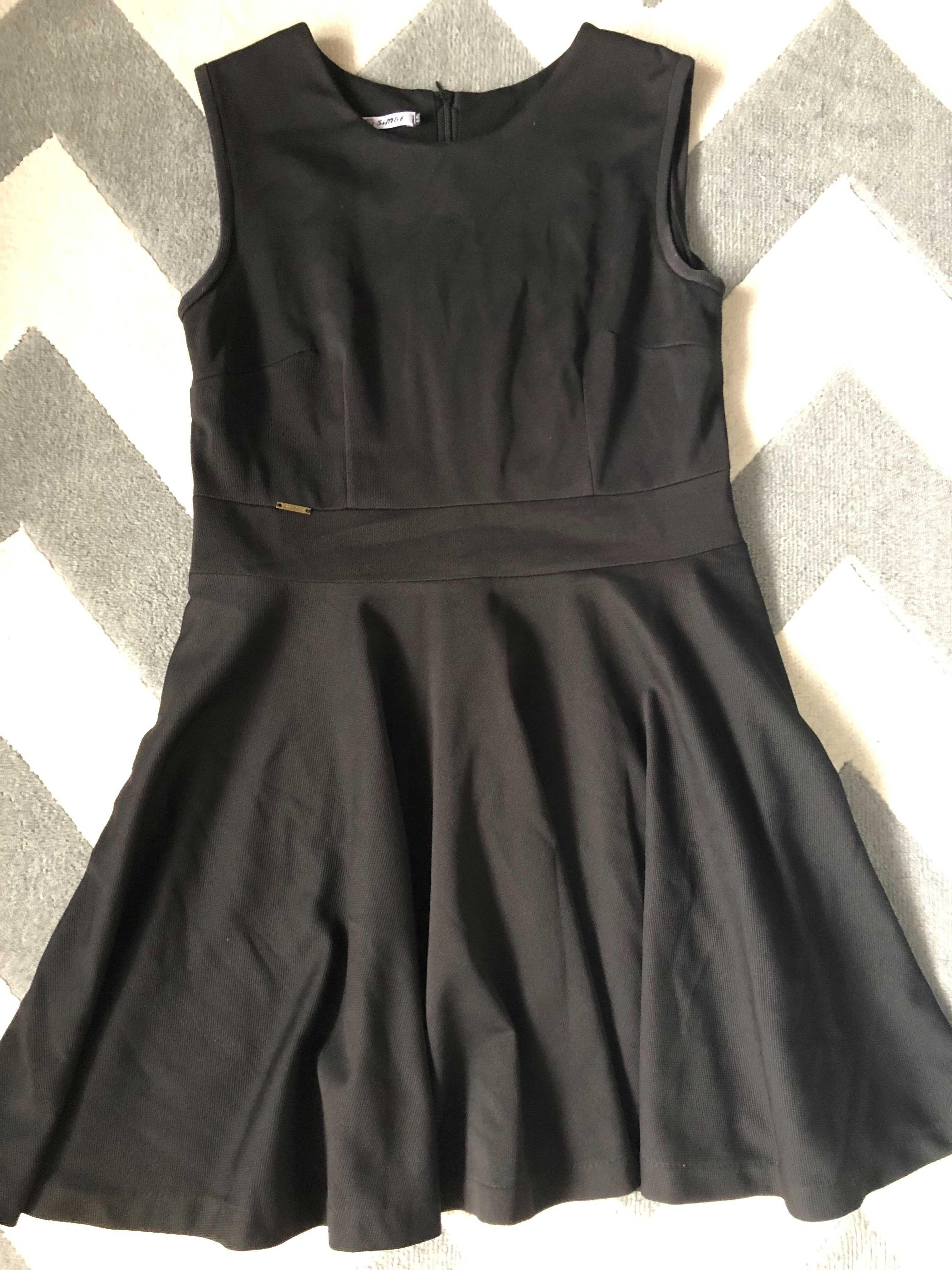 Czarna rozkloszowana sukienka