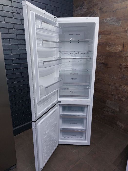 Новий холодильник LG GBB59PZDZS.