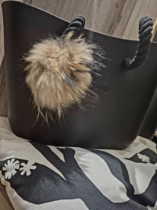 Czarna pojemna torebka elementy