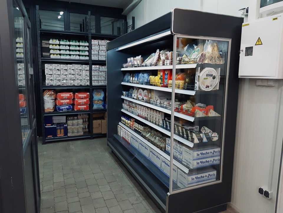 Стелажі, каси та холодильники в магазин