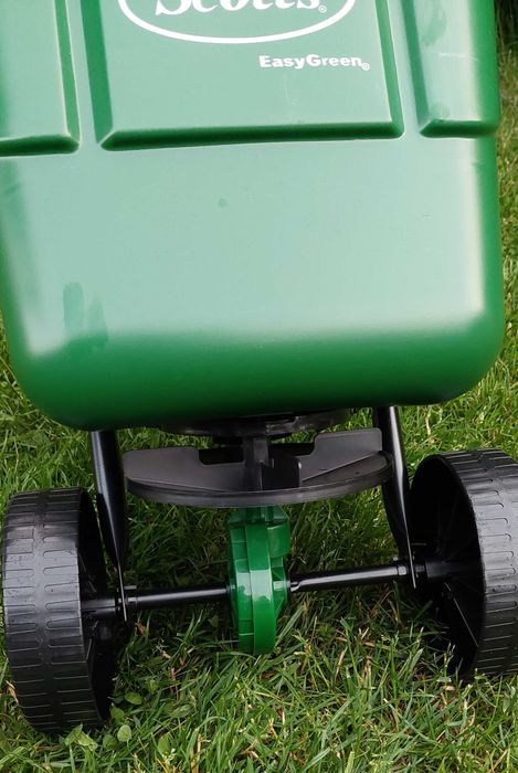 Wynajem walec ogrodowy AL-KO wraz z rozsiewaczem siewnikiem Scotts