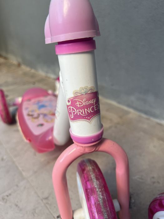 Duas trotinetes Disney