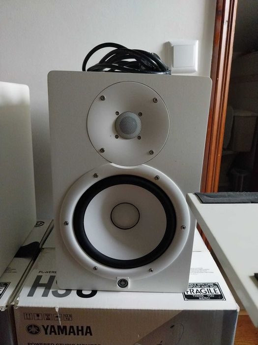 Monitores de Estúdio Yamaha HS8 + Suportes Millenium BS-500
