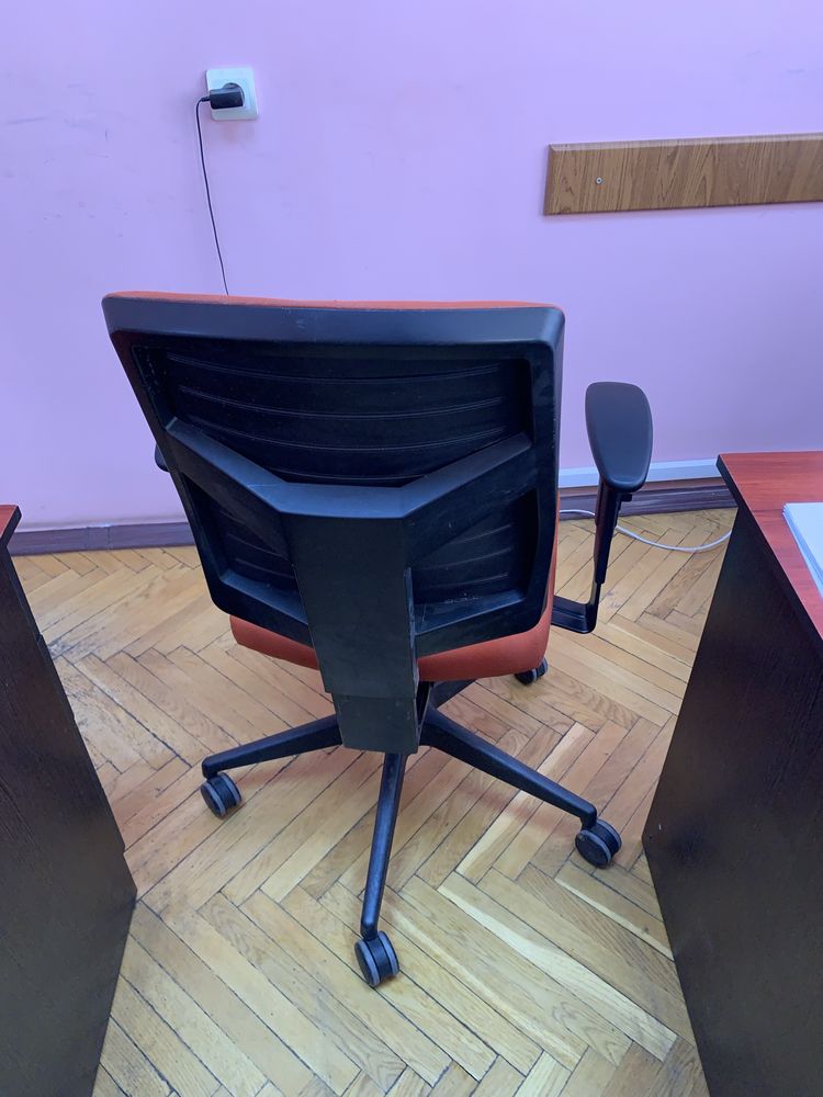 офісне крісло profit