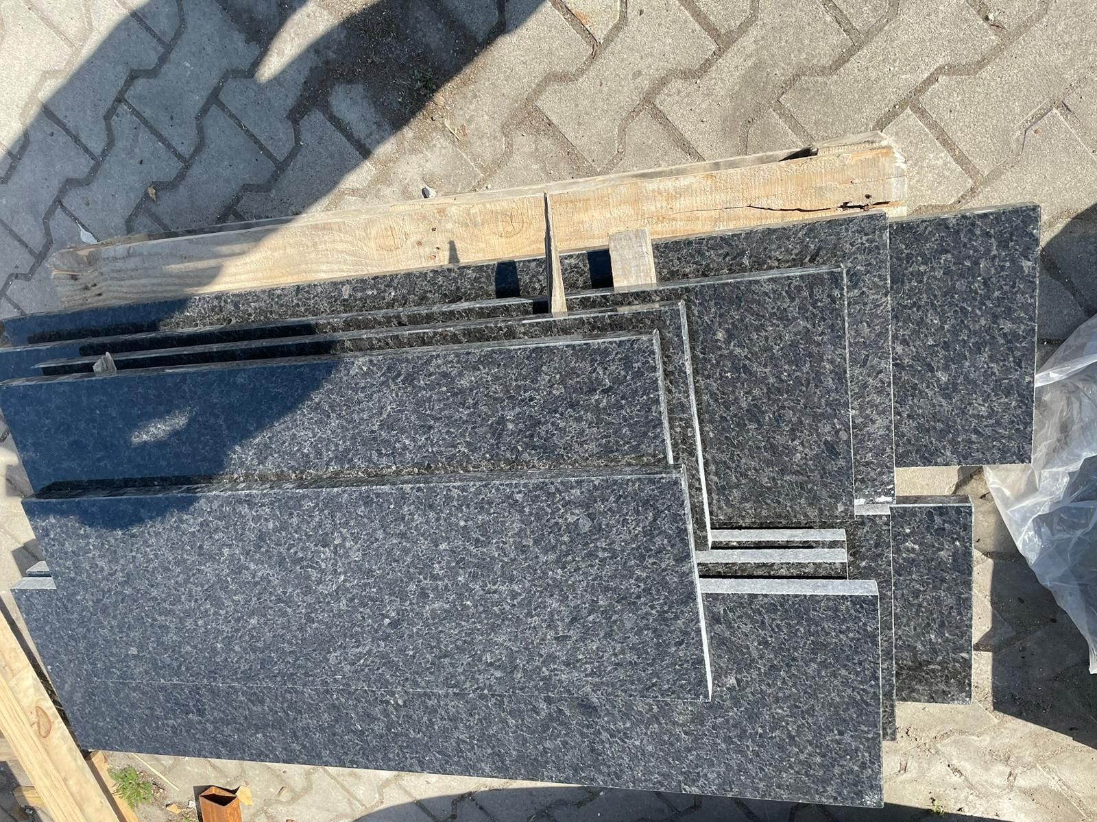 Parapety granitowe Angola Black na wymiar, z wysyłka. Kamienny patapet
