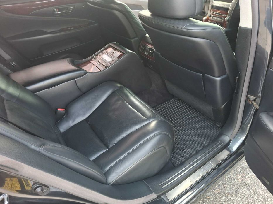 Продаю LEXUS LS600h