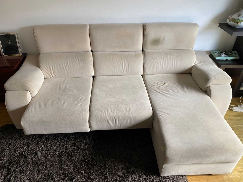 Sofá bege em segunda mão com chaiselongue (apenas no lado esquerdo