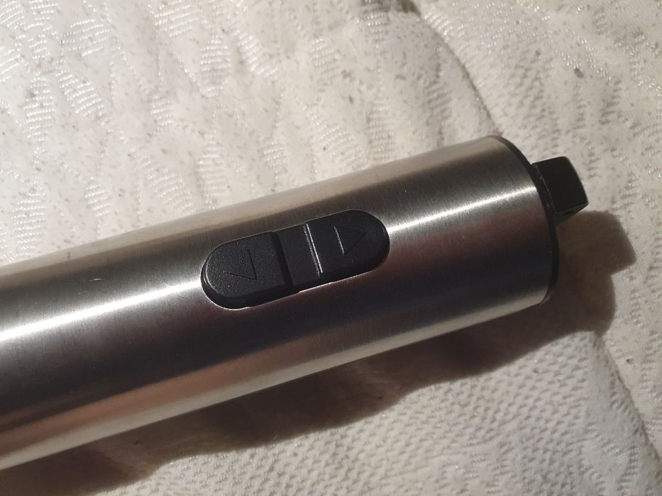 Korkociąg elektryczny do otwierania wina