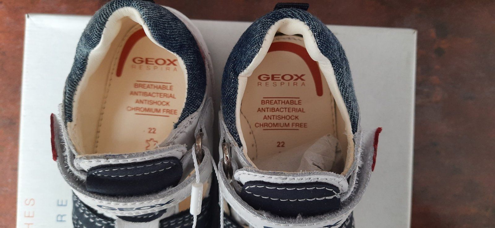 Продам дитячі кросівки Geox