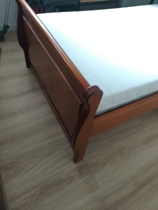 Cama de solteiro com colchão em muito bom estado