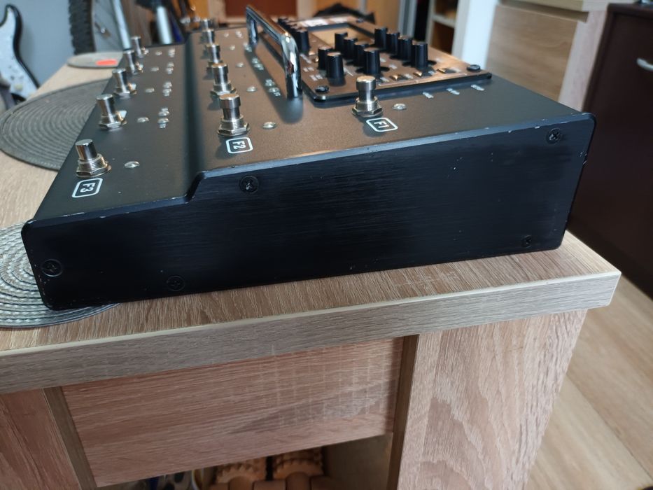 Fractal AX8 modeler z procesorem efektow