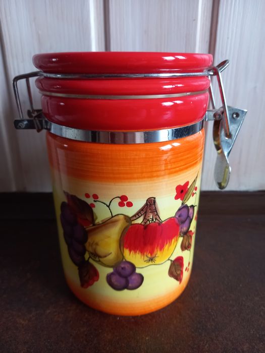 Ceramiczny pojemnik kuchenny retro z owocami + drewniana łyżeczka