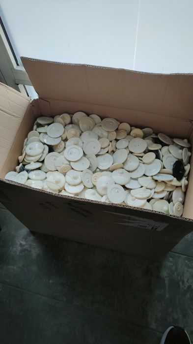 Klipsy zabezpieczające system antykradzieżowy do sklepu