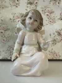Фарфоровая статуэтка девочка ангелочек