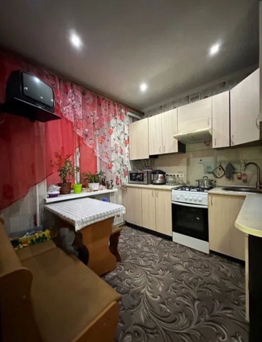 Продам двокімнатну квартиру в центрі міста.