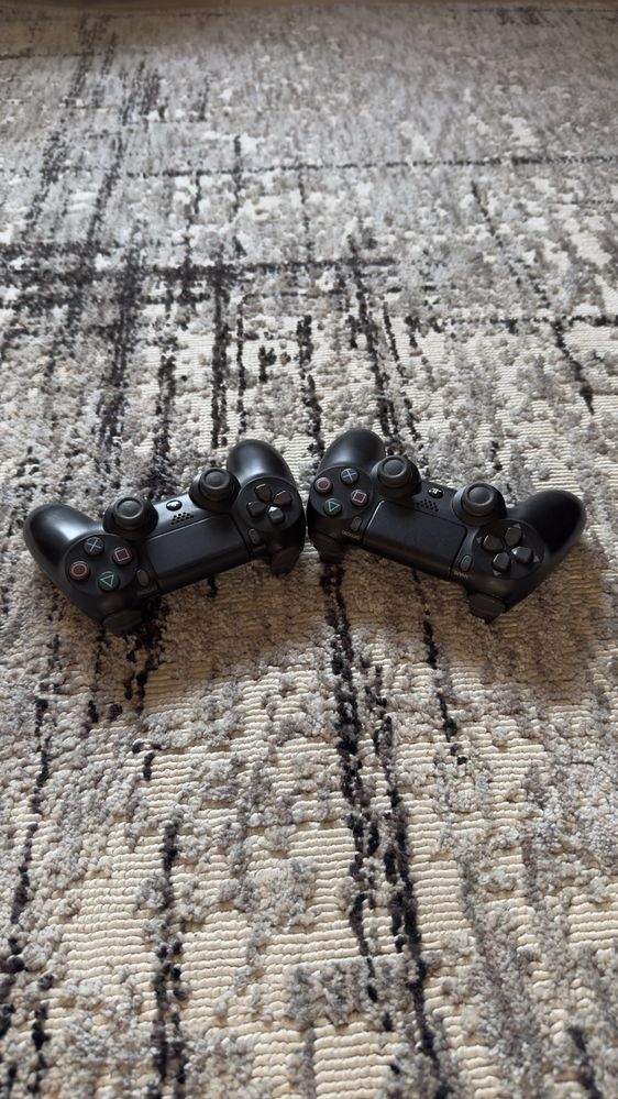 PS4 Pro 1TB c/ 2 comandos e 6 jogos