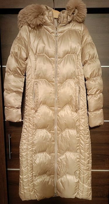 Beżowy płaszcz pikowany długi