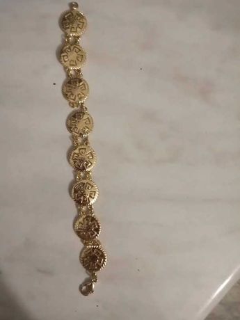 bransoletka w złotym kolorze
