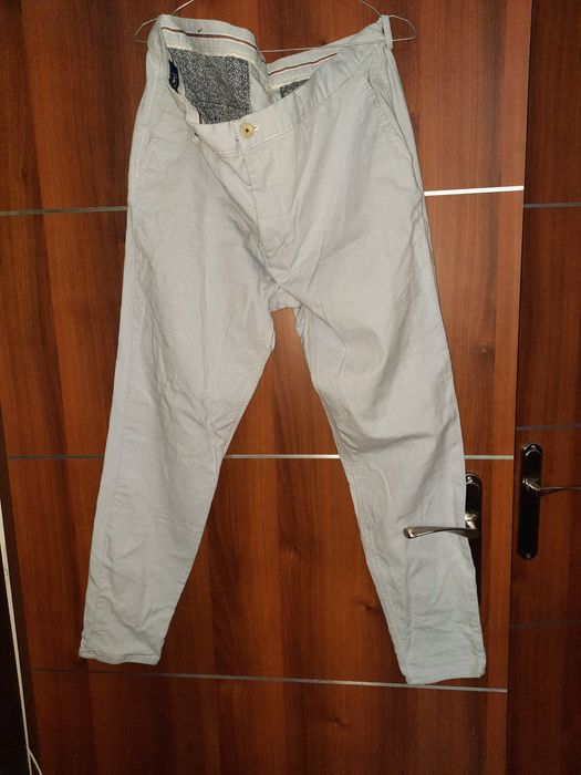 Spodnie męskie beżowe używane w bardzo dobrym stanie
