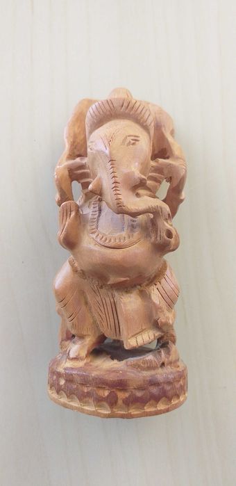 Ganesh drewniana figurka z Indii bożek szczęścia wykonany ręcznie.
