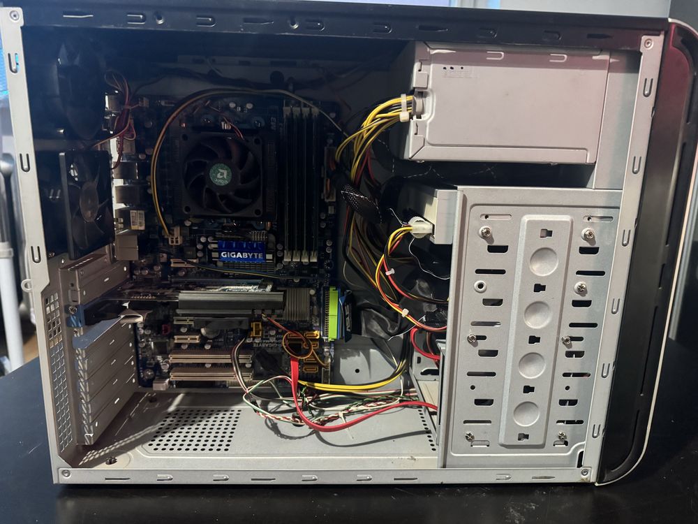 Komputer stacjonarny AMD Phenom II X6 1055T 20gb Ram DDR3 HD6450 1 GB