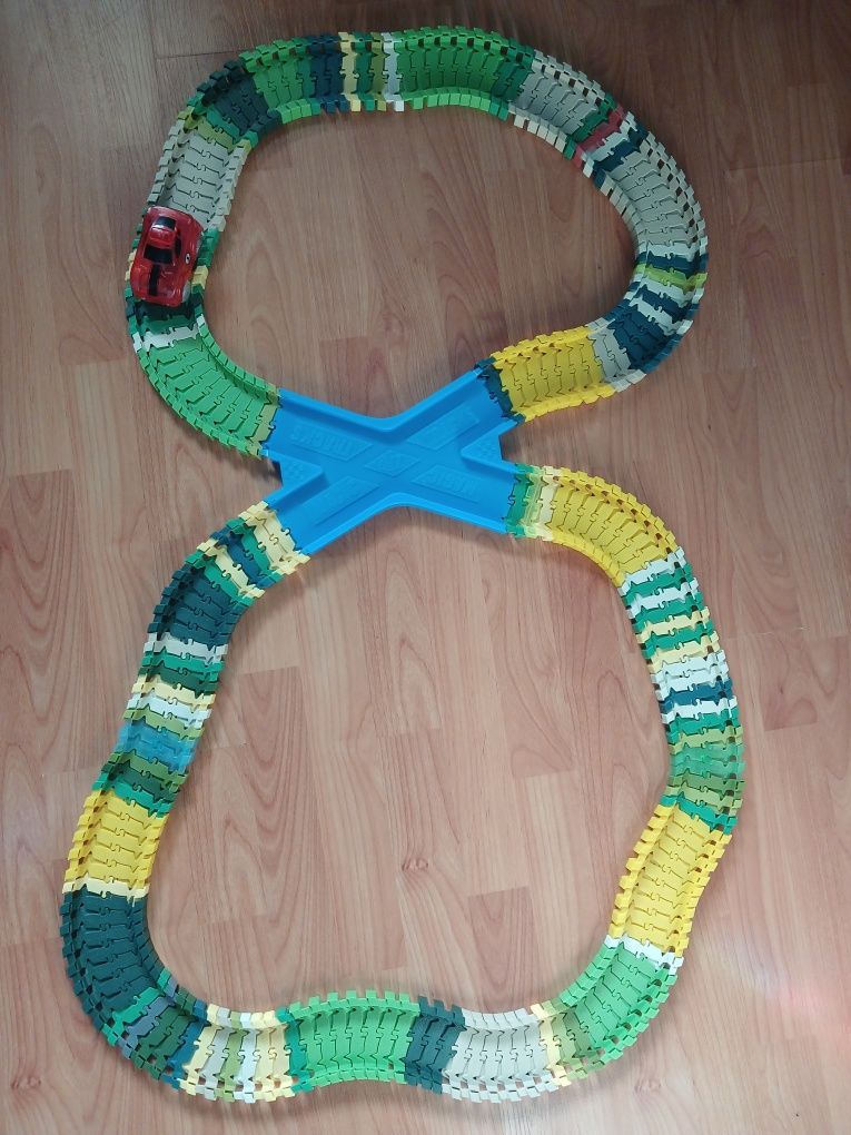 Гибкий трек с машинкой