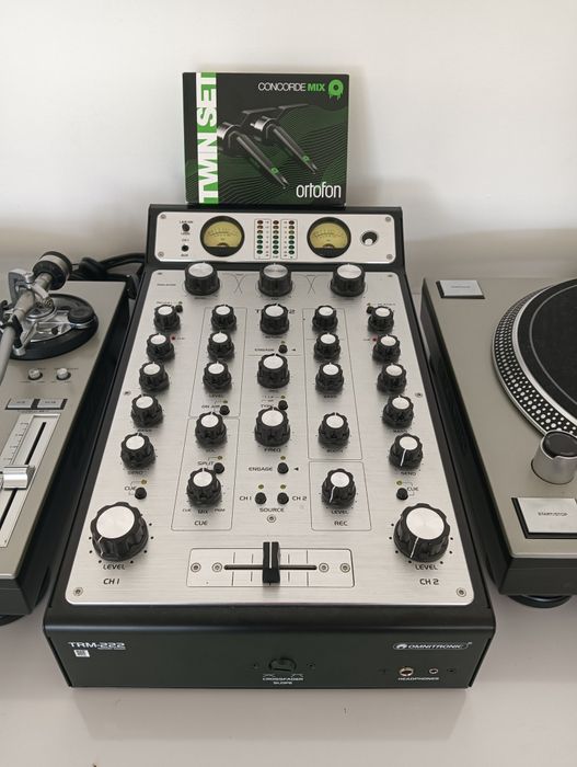 Pack 2 Gira Discos Reloop RP7000 + Mesa rotativos Omnitronic