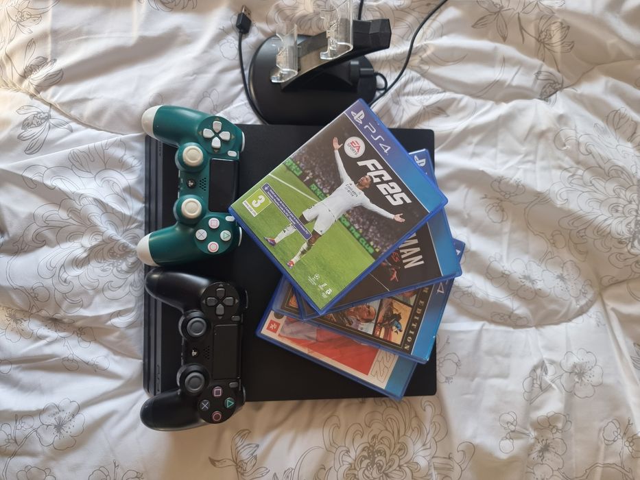 PS4 Pro 1TB + 2 pady + stacja + 5 gier bardzo dobry stan!