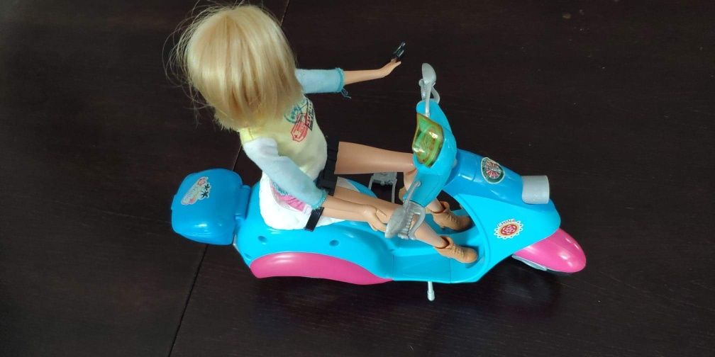 Barbie na skuterze z pieskiem