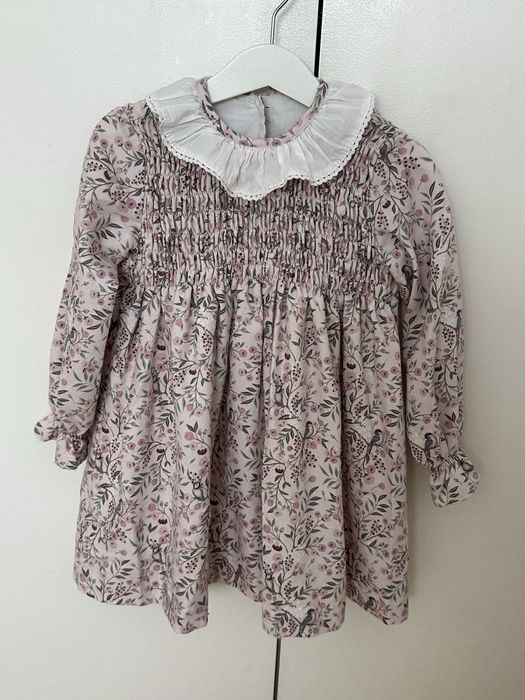 Vestido em tecido floral, com favos, forrado. Pukatuka. 4 anos